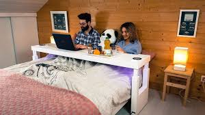 Cadre lit + sommier + tables chevet. Bedchill La Table Pour Un Lit Ultra Cozy Blog Noova Le Meilleur De L Innovation Du Crowdfunding