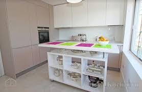 أين تضع التلفزيون في مطبخ صغير التلفزيون في المطبخ اختيار المكان لوضع التلفزيون استخدم جدار غرفة المعيشة تحته