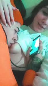 Mamando Nos Peitos Da Novinha Enquanto Assisti Desenho - Cnn Amador