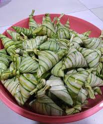 Ketupat yang tersaji di meja makan bersama menu makanan khas lebaran yang lainnya menjadi hal yang membuat rindu. Buat Sendiri Ketupat Palas Berlemak Untuk Raya Tak Susah Pun Sedap Pa Ma