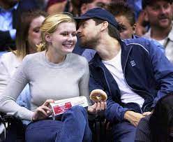 The chemistry between tobey maguire and kirsten dunst (mary jane) was more organic. Kirsten Dunst And Tobey Maguire Started A Relationship In 2001 On The Set Of The First Spiderman Movie They Made Kirsten Dunst First Spiderman Spiderman Movie
