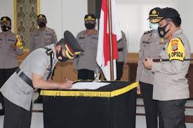 Halaman facebook resmi kepolisian resor minahasa. Akbp Henzly Moningkey Jabat Kapolres Minahasa Komentarnews Com
