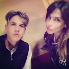 Si chiama francesca costa la bellissima 41enne che sta spopolando sui social, dove i suoi follower su instagram stanno crescendo in maniera esponenziale. Nicolo Zaniolo Chi E La Mamma Francesca Costa C E Posta Per Te Eta Lavoro Instagram Tutto Su Di Lei Foto Puglia24news It