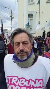 Este es Omar Lara, ex secretario general de la Seccional de Villa la  Angostura, perteneciente al TEP. Este era el que traía hasta 400 votos para  aprobar el acuerdo salarial que nos