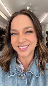 Mi gente linda les quiero contar que estuve en un lugar que hace pelucas de  cabello natural, y aunque amo mi nuevo color de cabello, también me encanta  cambiar y tener varias opciones y quiero ...