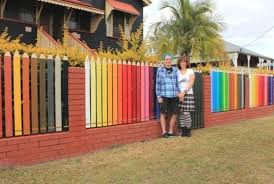 Pertemuan rh dengan dua anak jalanan itu adalah yang kedua. Pagar Unik Hiasi Rumah Warga Pedalaman Australia Republika Online