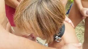 Sklavin Elke performs a expert blowjob for her audience