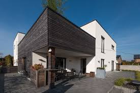 Dunkel Verwittertes Holz Larche An Hausfassade Mit Dammputz Hausfassade Fassade Verputzen Fassade