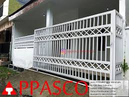 Pagar minimalis yang satu ini terlihat sangat modern dan jenis besi berwarna putih ini dipadukan dengan bahan kayu di bawahnya. Http Bit Ly 2ccasrv Pagar Putih Minimalis Besi Galvanis Cute766