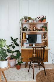 25 Idees Pour Amenager Un Coin Bureau Dans Le Salon En 2020 Coin Bureau Decoration Maison Secretaire Vintage