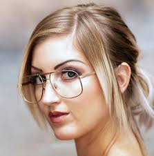 Laura Chiara Steiermark: Laura Chiara Testimonial für internationale  Brillenmarke