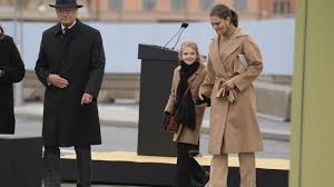 Kronprinzessin victoria führt uns durch schweden. Estelle Victoria Von Schweden Royals Zeigen Sich Im Winterlichen Partnerlook