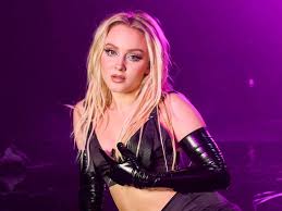 Zara larsson gives a seductive performance of wow live at the mtv ema 2020.the 2020 mtv emas are hosted by little mix and feature performances from jack. Ema 2020 Zara Larsson Investe Na Danca Em Performance De Wow Popline