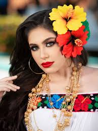 La enseñanza que deja huella no es la que se hace de cabeza a cabeza, sino  de corazón a corazón” -Howard G. Hendricks. Vestuario: Zona Coquette👗  Aretes: Toque Final💍 Fotografía: Eric Zacarías📸