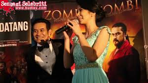 Selepas kejayaan zombi kampung pisang pada tahun 2007, kini abang mamat khalid kembali dengan zombi kilang biskut yang akan ke pawagam 20 march nanti. Filem Zombi Kilang Biskut Kelakar Giler Youtube