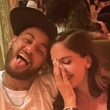 De hecho, después del estreno del videoclip de hawái se hizo pública una nueva portada protagonizada por ellos para la revista harper's bazaar vietnam. Georgina Rodriguez Neymar Cristiano Y Maluma Envueltos En Un Lio Musical Con La Respuesta A Hawai Soy Futbol