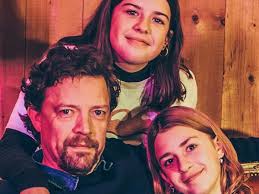 Jonge Leeuwen: Cato (15) en Marilou (12), dochters van Ben Segers (44). 'We  zien papa niet veel hij is altijd druk bezig'