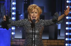 Bette midler sells her divine penthouse in new york city. Bette Midler Wird 75 Scharfzungig Und Unterhaltsam Kultur Stuttgarter Nachrichten