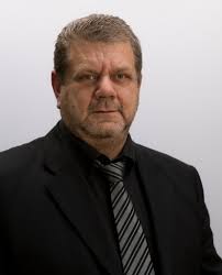 Some more photo's to show Tina Falls, where the Tina River runs along the  rocky crest of the plateau and then drops down a crack in the plateau,  plunging some 63m into