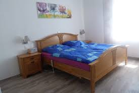 Viel Platz Im Schlafzimmer Doppelbett Mit Höhenverstellbaren