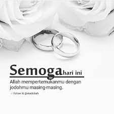 Aamiin Akadnikah Duniamuslimah Duniajilbab Hijrahsantun Jodoh Jodohpastibertemu Semogadipermudahkansegalaurusan Semog Instagram Engagement Photo