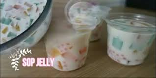 Masukkan semua bahan yang telah di persiapkan seperti 1 bks puding susu nutrijel 2 sachet susu bubuk dancow fullcream (bisa susuk bubuk yang lain) 10 sdm gula pasir, kedalam pancir berisi air yang sudah mendidih. Jajanan Anak Sekolah Sop Jelly Cocok Untuk Takjil