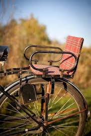 Geen Ergonomisch Gevormde Kinderstoeltjes Gewoon Een Stuk Gebogen Stang En Een Houten Plankje Bekleed Met Plastic Ze Jeugdherinneringen Herinneringen Fietsen