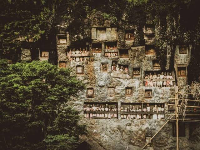 Situs Pemakaman Tebing Batu Lemo, Toraja, AI generated