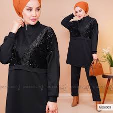 Uzeri Sim Detayli Olan Siyah Renkli Tunik Yeni Sezon Modelleri Arasinda Yer Almaktadir Fermuar Detayli Olan Tunik Dik Yakali Modeldir Giyim Moda Stilleri Moda