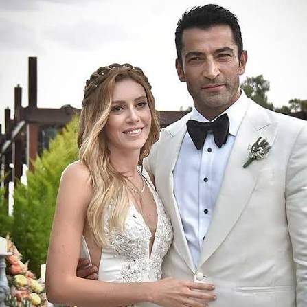 Sinem Kobal ve Kenan İmirzalıoğlu çiftinin kızları Lalin dün gece dünyaya geldi. Sinem Kobal, eski dilde yakut kırmızısı anlamını taşıyan Lalin ismini verdikleri kızları için suda doğum yaptı. Hastanede bir katı kapatan