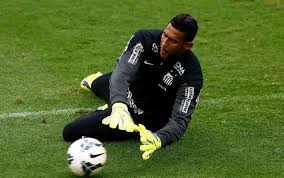 Com a frieza, flexibilidade, coordenação, além de um psicológico forte, que diz respeito ao controle emocional com tranquilidade, concentração, atenção, liderança e a coragem aranha é considerado um dos melhores goleiros do brasil. Aranha Volta A Ser Alvo De Racismo Agora Da Propria Torcida Do Santos