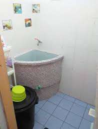 Dekorasi menarik gaya ikea di rumah flat dengan bajet minima. Cara Cepat Bersihkan Jubin Bilik Air Berdaki Kolah Pun Guna Wallpaper Inspirasi Keluarga Ini Kemas Rumah Sewa Milik Majikan Keluarga