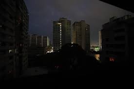 Es pero ese riesgo de apagones desaparece y los demás riesgos se manejan mejor con energías renovables distribuidas organizadas en microrredes locales normalmente interconectadas. Venezuela Ademas De La Luz Que Pierde Venezuela Con Los Apagones Diario Publico
