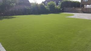 Similar to the curb design in the former example, this edging uses traditional bricks molded together to create a wide and high edge for your garden or sidewalk. 6 Types Of Edging System For Artificial Grass