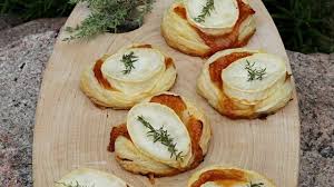 Rezept Fur Fruchtige Blatterteig Tartelettes Mit Ziegenkase Rezepte Ziegenkase Essen Und Trinken