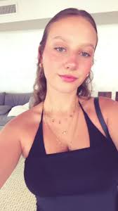 Caroline Alvarez (@li.alvarezz)