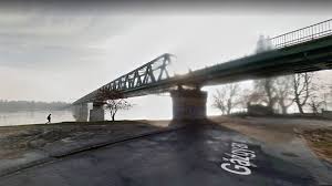 První most byl vybudován v letech 1892 až 1896.na konci druhé světové války byl zničen a nový most byl otevřen roku 1955.most je ocelový příhradový s dolní. Ujpesti Vasuti Hid Nlc