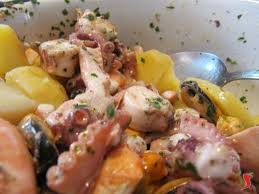 Gli ingredienti, le dosi e la preparazione per cucinare tutti gli antipasti con pesce della cucina italiana. Insalata Di Mare Antipasti Di Pesce Ricetta Insalata Di Mare