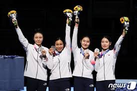 해외에서 많이 활동해서 본인에 따르면 몇개국을 업무 때문에 갔다왔고 앞으로도 여러번 나갈 것이라고 한다. 2btkzcnzin Tcm