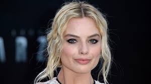 Though she's known for her golden blonde locks, the i, tonya actress has tried just about every hair color in the book, from dark brunette to auburn red to various shades of blonde. Margot Robbie Gets Hair Makeover As Queen Elizabeth I Teen Vogue
