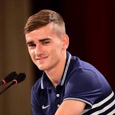Antoine griezmann cristiano ronaldo lionel messi neymar manchester united wallpaper surfer hair man bun fc barcelona haircuts for men football players. Antoine Griezmann Haircut From Year To Year Inspirationseek Com