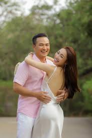 Năm 1996, chi bảo lần đầu đảm nhận vai chính trong phim. Ra Ä'ay Ma Xem Chi Báº£o Phat Cáº©u LÆ°Æ¡ng Vá»›i Vá»£ Sáº¯p CÆ°á»›i Kem 16 Tuá»•i Combo Hon Hit Va Khoe Body Ä'á»§ Cáº£ Trang Tin Tá»©c Nong Trong Ngay