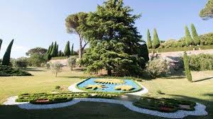 Die Garten Der Papstvilla Von Castelgandolfo Die Papst Franziskus Nicht Kennt Weil Er Zum Urlauben In Rom Bleibt In 2020 Vatikan Papst Franziskus Papst