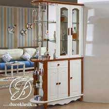 Sekat ruangan ini menjadi pilihan yang sangat tepat untuk memenuhi gaya hidup keluarga masa kini yang ingin serba praktis dan tidak mau repot. Jual Lemari Hias Minimalis Penyekat Ruang Tamu Furniture Duco Klasik