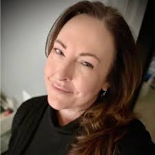 Lindsay Pruett's Instagram, Twitter & Facebook