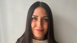 Eli Jiménez, experta en orden: "Si pones las perchas al revés y las dejas  en el sentido contrario, te darás cuenta de qué prendas debes tirar en el  cambio de armario"