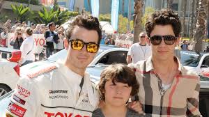 Joe jonas and younger brothers nick and frankie do some shopping and grab dinner together at fresh on spadina in canada on saturday. Frankie Jonas The Youngest Jonas Brother Is All Grown Up Now See The Pics Glamour