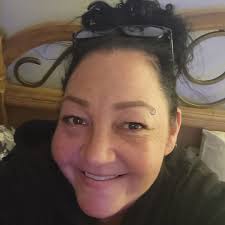 Does the Tommy umbrella stay in the ground?