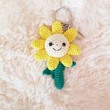 Tumblr tangan kecil itu terus menggenggam kuat sebuah buket bunga matahari. Gantungan Kunci Boneka Rajut Amigurumi Bunga Matahari