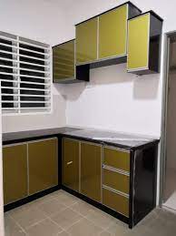 Ini adalah lebih panjang, merangkumi hampir keseluruhan panjang kabinet, dengan hanya ruang kecil di tengah sebagai sebahagian besar elemen reka bentuk. Design Kabinet Dapur Moden Dunia Kabinet Dapur